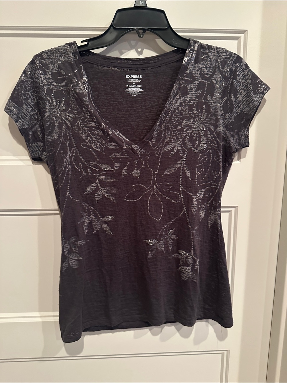 Express Women's Charcoal Gray Floral V-Neck Tee